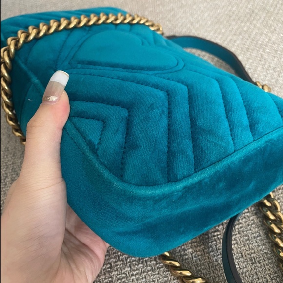 Gucci Marmont Shoulder Bag in Vibrant Emerald Green with Gold Chain - Picture 3 of 6